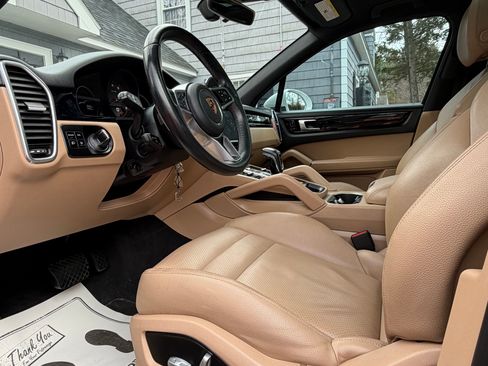 Used 2020 Porsche Cayenne image 4