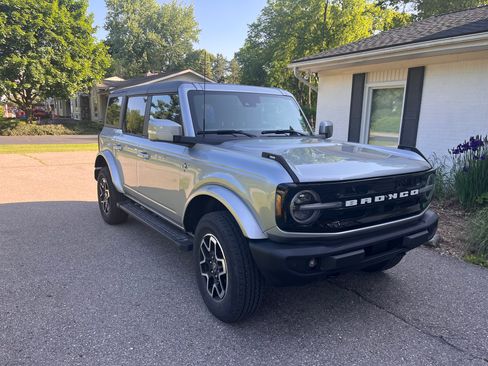 Used 2023 Ford Bronco Outer Banks AWD/4WD image 2