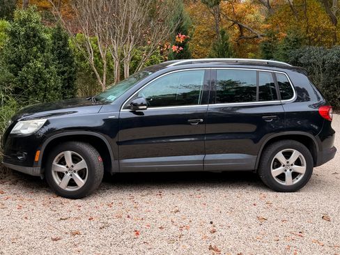 Used 2010 Volkswagen Tiguan Wolfsburg Edition image 4