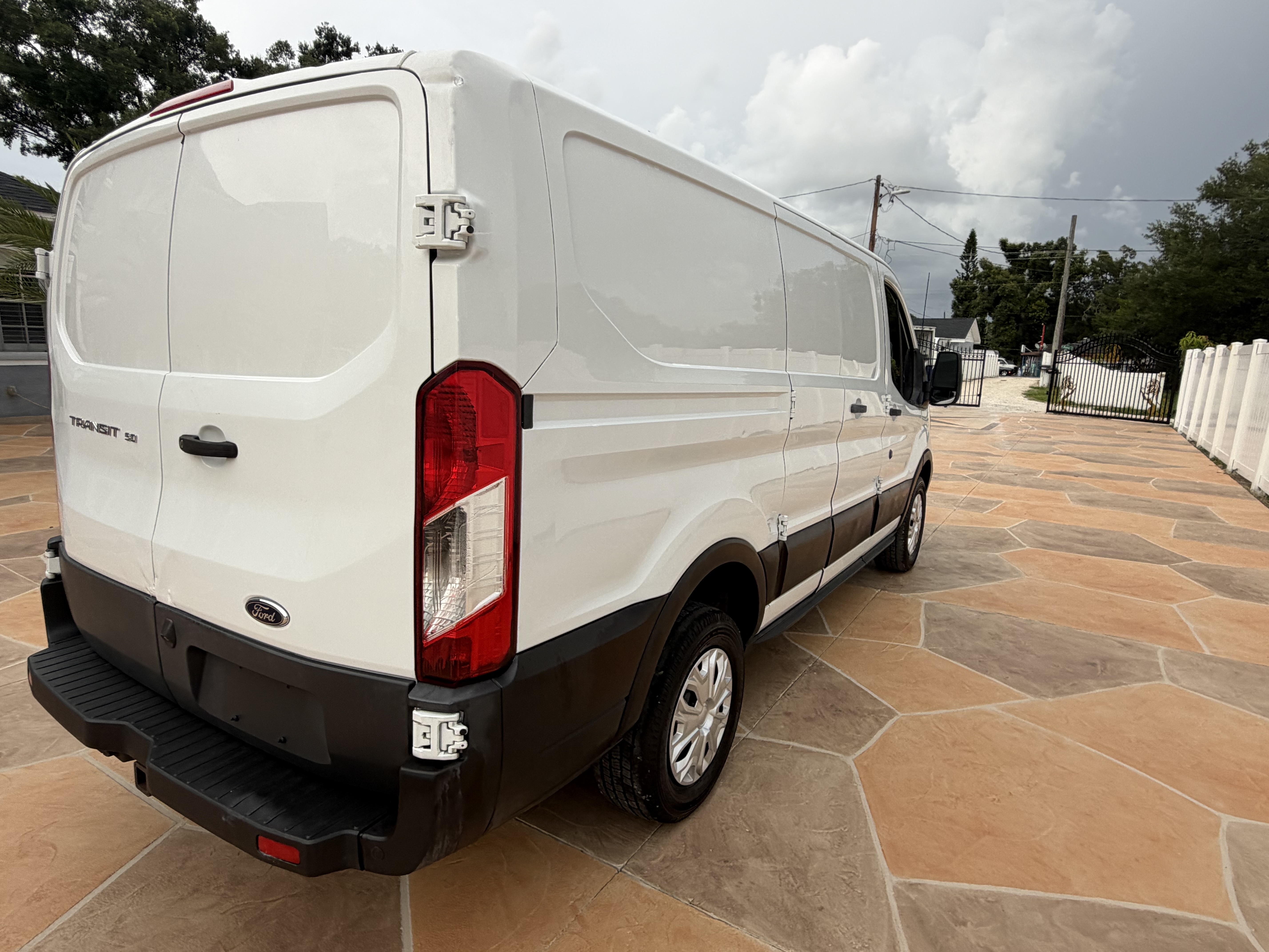 Used 2015 Ford Transit 250 130 Low Roof RWD image 2