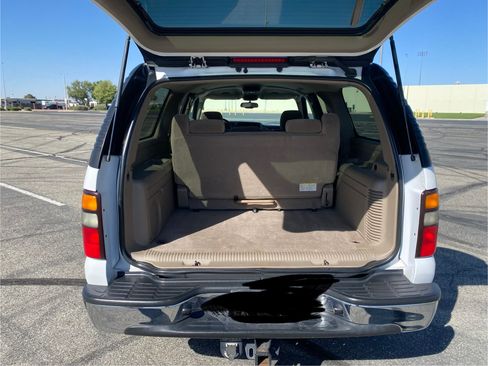 Used 2004 Chevrolet Suburban LS w/ Preferred Equipment Group RWD image 11