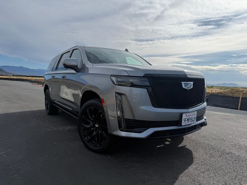 Used 2023 Cadillac Escalade ESV Sport Platinum w/ LPO, ONYX Package image 4