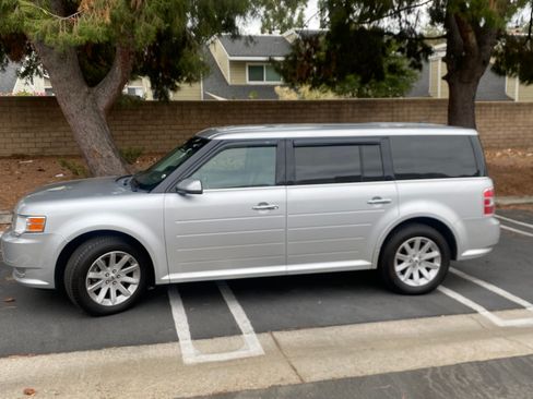 Used 2011 Ford Flex SEL w/ Rapid Spec Order Code image 2