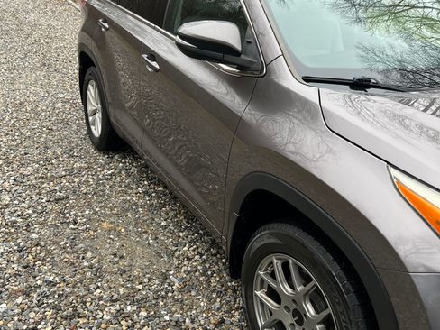 Used 2014 Toyota Highlander LE AWD/4WD image 9