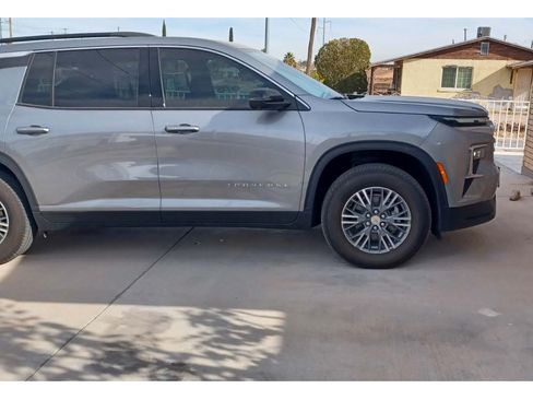 Used 2025 Chevrolet Traverse LT w/ Driver Confidence Package image 2