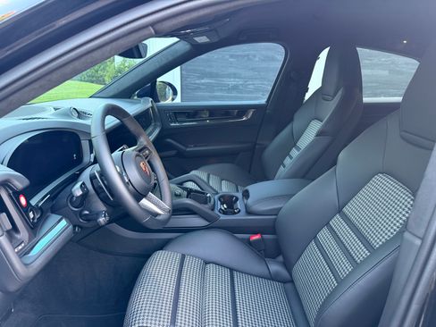 Used 2026 Porsche Cayenne GTS AWD/4WD image 10