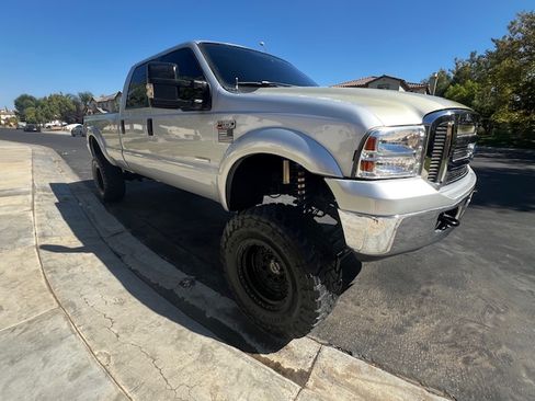 Used 2005 Ford F250 Lariat image 1