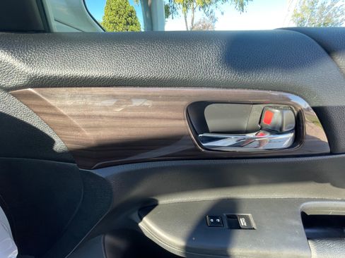 Used 2017 Honda Accord EX-L image 9