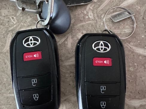 Used 2023 Toyota Prius XLE AWD/4WD image 9