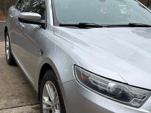 Used 2018 Ford Taurus SEL image 2