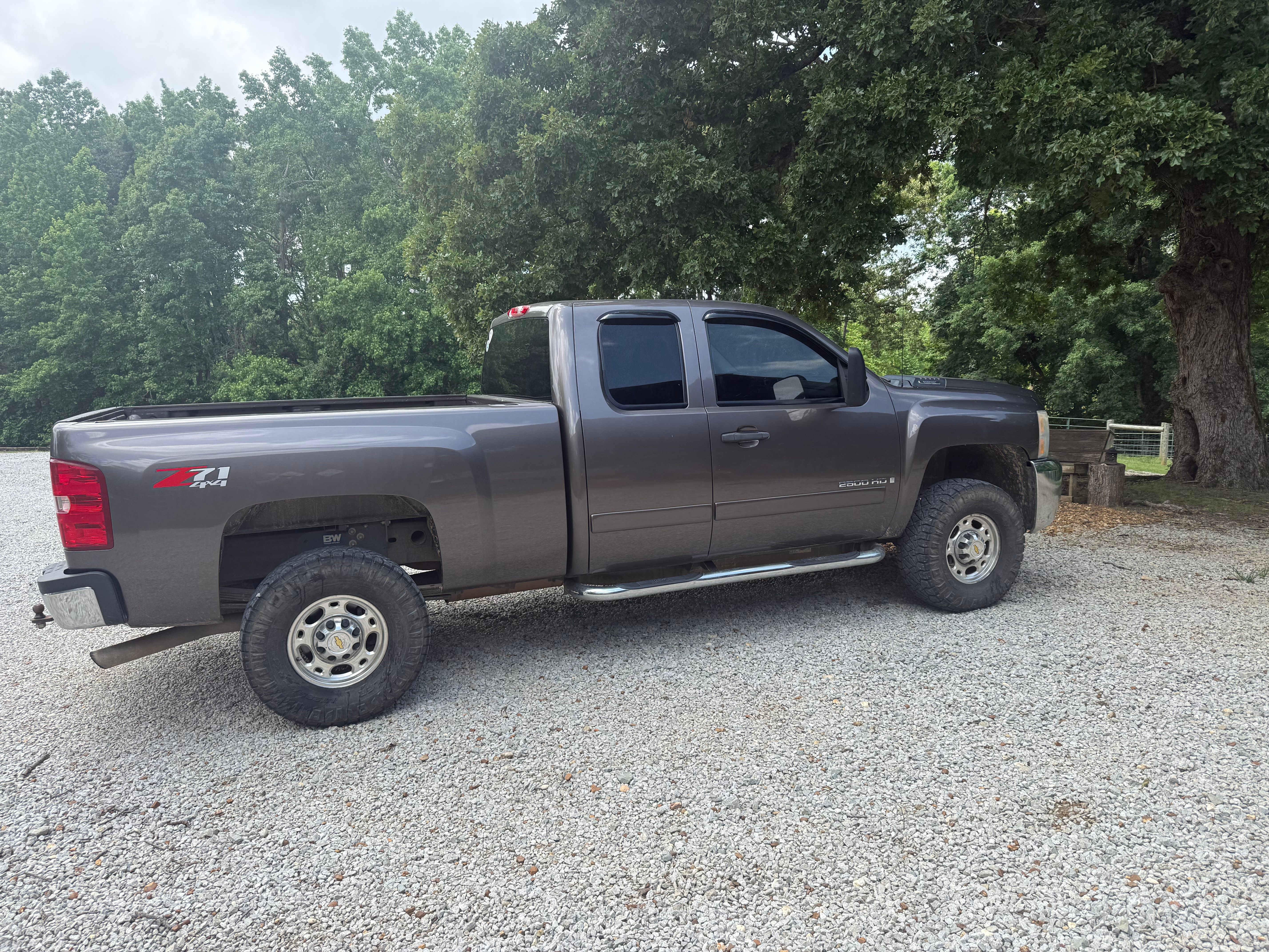 Used 2007 Chevrolet Silverado 2500 LT w/ 1LT Convenience Package AWD/4WD image 2