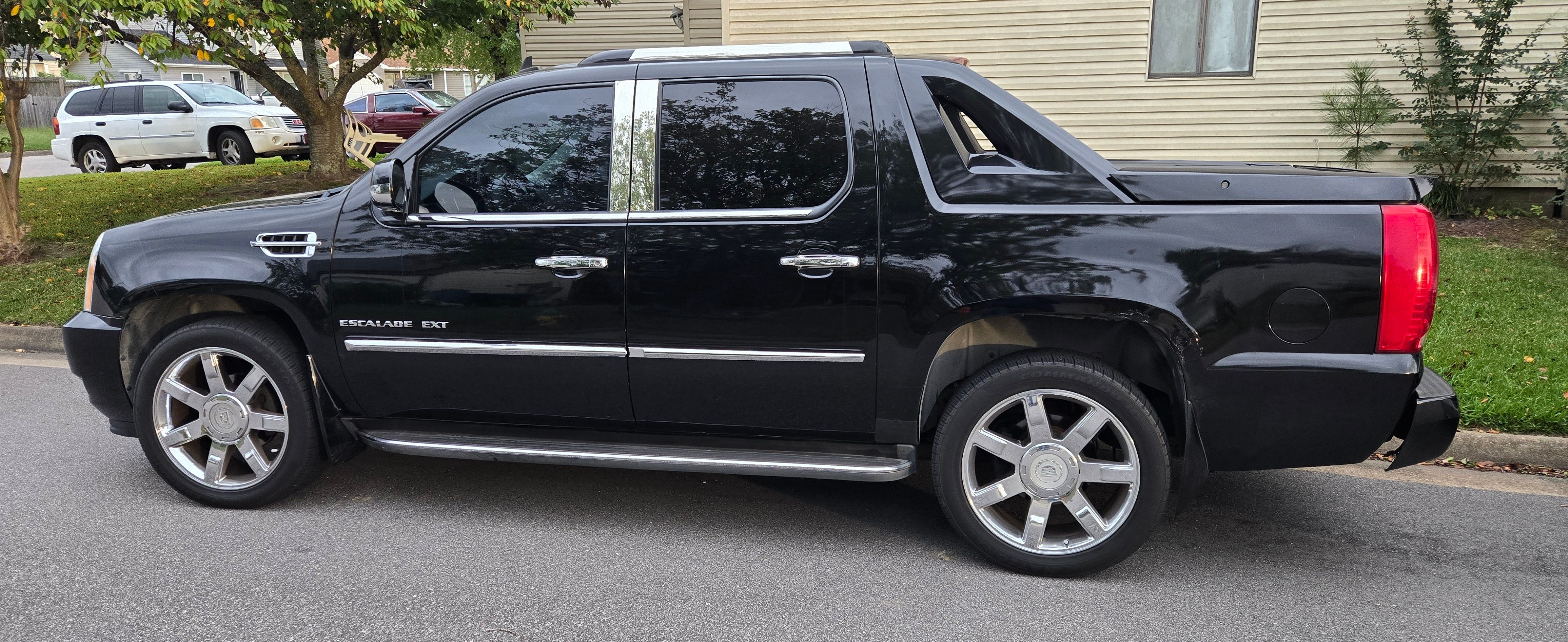 Used 2011 Cadillac Escalade EXT Luxury AWD/4WD image 1