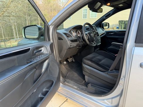 Used 2018 Dodge Grand Caravan SE FWD image 20