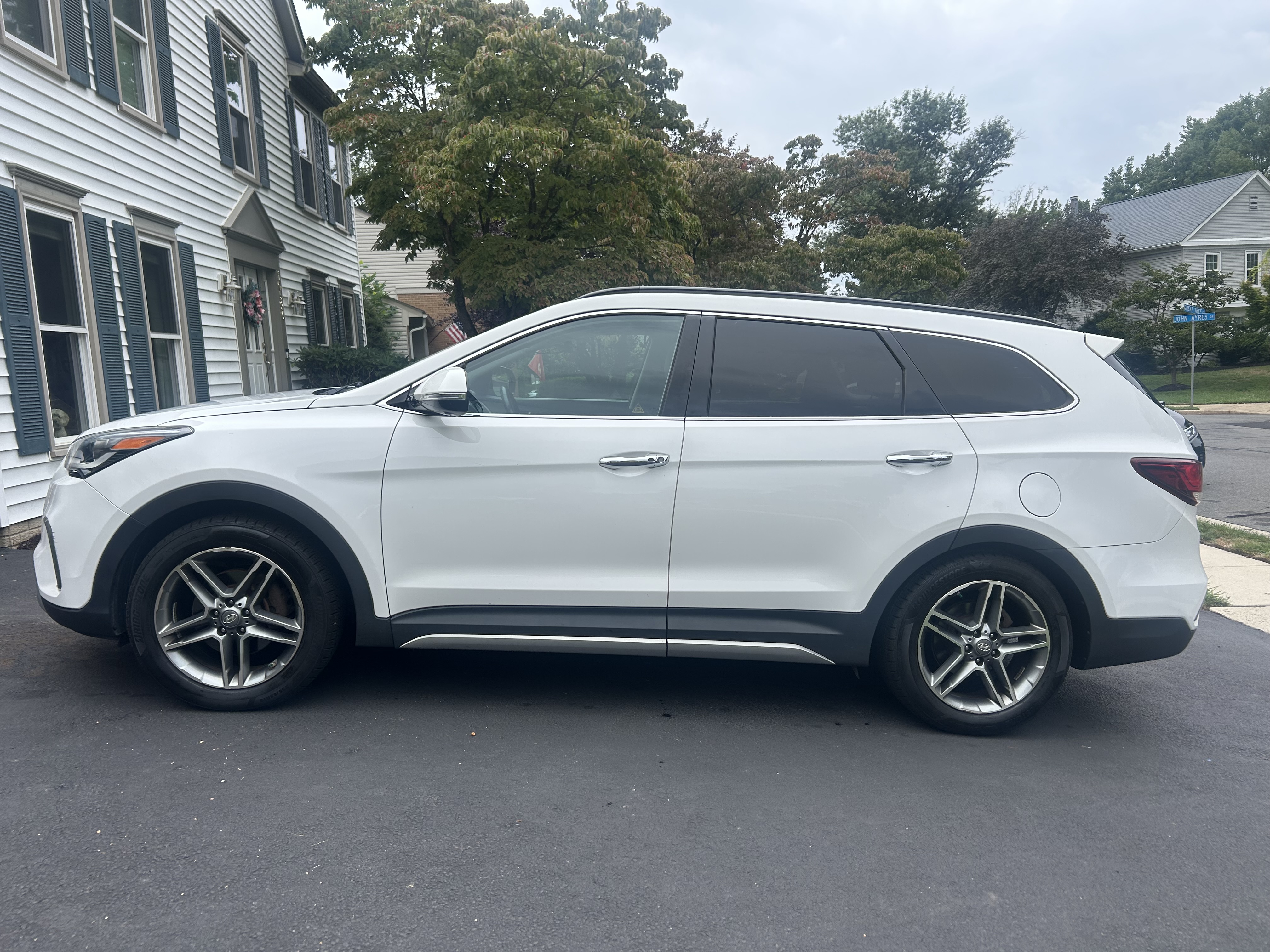 Used 2017 Hyundai Santa Fe Limited FWD image 2