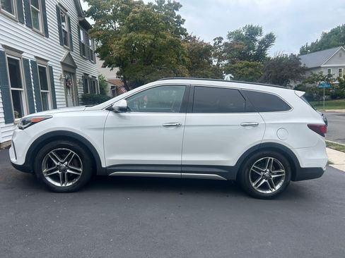Used 2017 Hyundai Santa Fe Limited FWD image 2