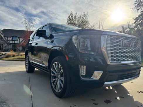 Used 2021 GMC Yukon Denali w/ Denali Premium Package image 2