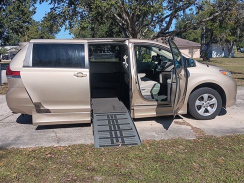Used 2011 Toyota Sienna LE image 6