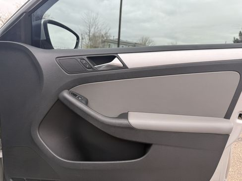 Used 2013 Volkswagen Jetta SEL Premium image 28