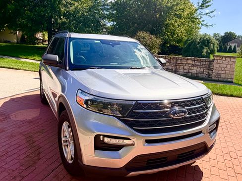 Used 2021 Ford Explorer XLT w/ Equipment Group 202A AWD/4WD image 2