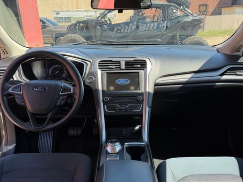 Used 2017 Ford Fusion SE w/ Fusion SE Technology Package FWD image 12