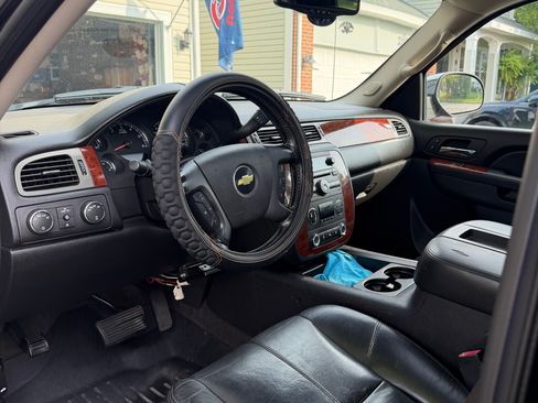 Used 2010 Chevrolet Avalanche LT w/ Luxury Package AWD/4WD image 8