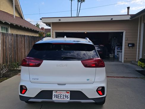 Used 2022 Kia Niro EX Premium image 5