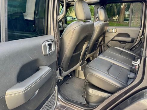 Used 2018 Jeep Wrangler Unlimited Sahara AWD/4WD image 5