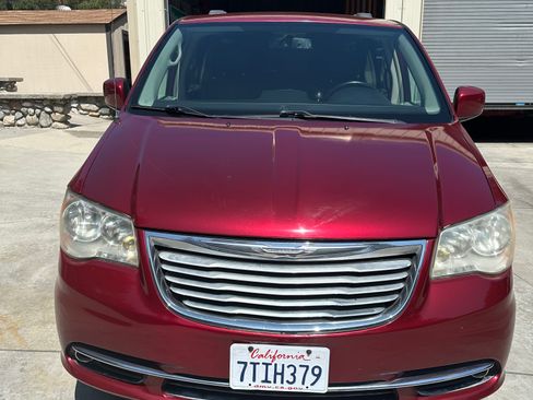 Used 2013 Chrysler Town & Country Touring FWD image 5