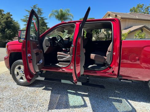 Used 2019 Chevrolet Silverado 2500 High Country w/ Duramax Plus Package AWD/4WD image 8