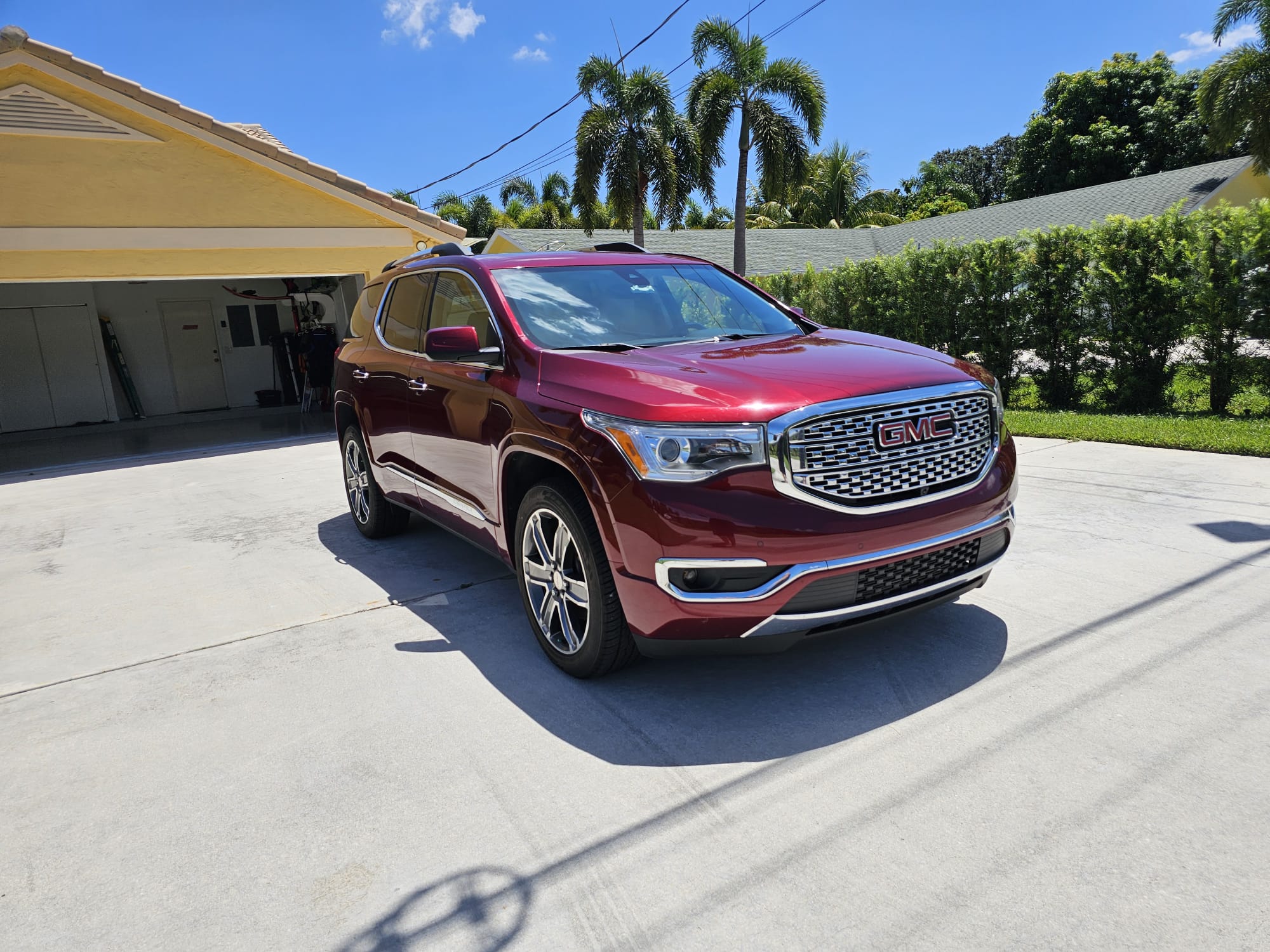 Used 2017 GMC Acadia Denali w/ Technology Package FWD image 2
