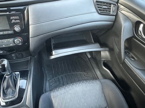 Used 2017 Nissan Rogue S image 25