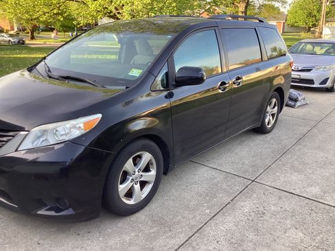 Used 2016 Toyota Sienna LE image 4