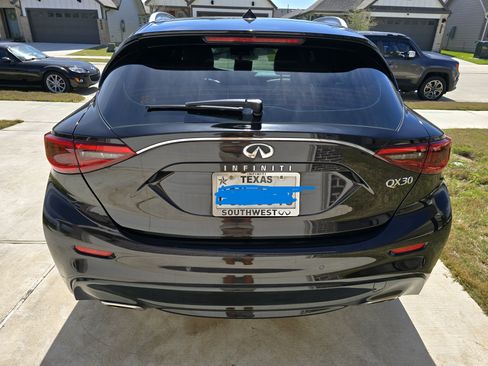 Used 2017 INFINITI QX30 Premium w/ Technology Package image 4
