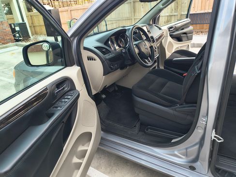 Used 2019 Dodge Grand Caravan SE w/ UConnect Hands-Free Group image 11