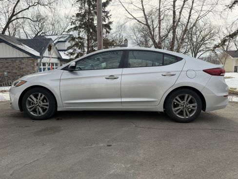 Used 2017 Hyundai Elantra SE image 2
