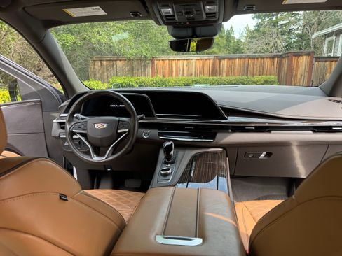 Used 2021 Cadillac Escalade Sport w/ LPO, ONYX Package image 9