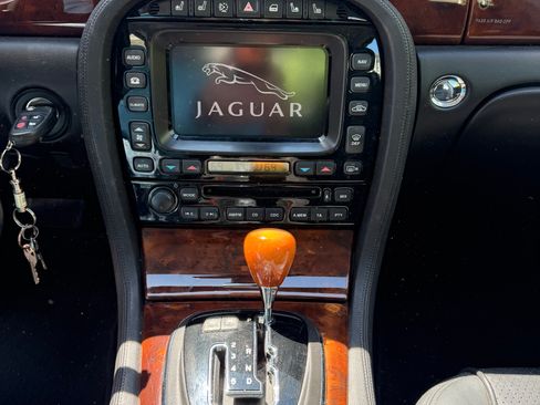 Used 2008 Jaguar XJ8 RWD image 12
