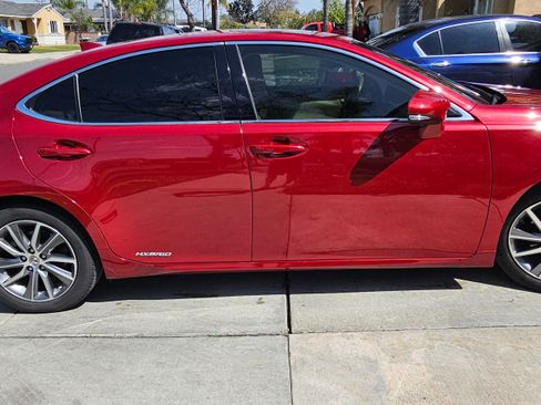 Used 2017 Lexus ES 300h image 2