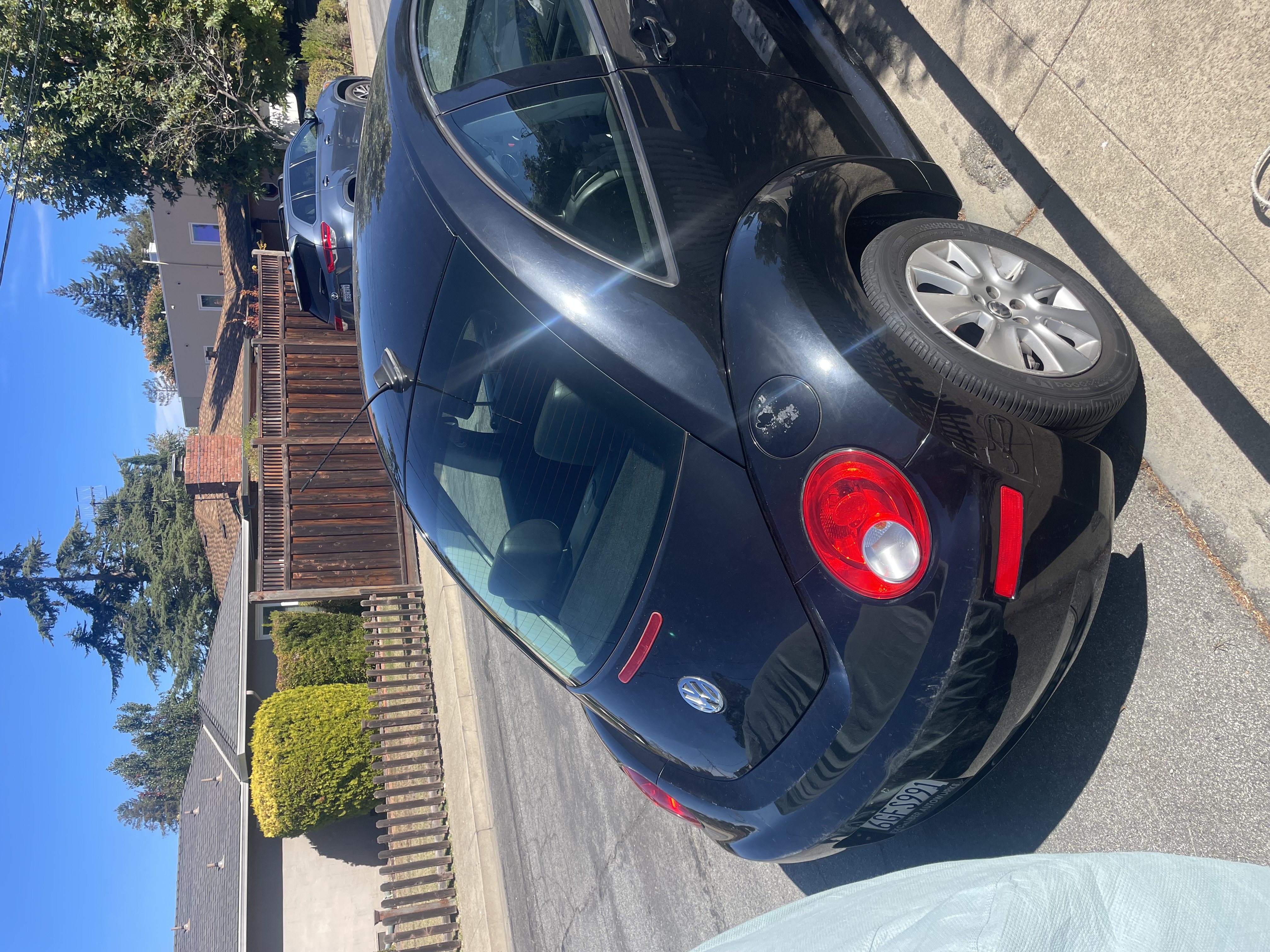 Used 2009 Volkswagen Beetle S FWD image 4
