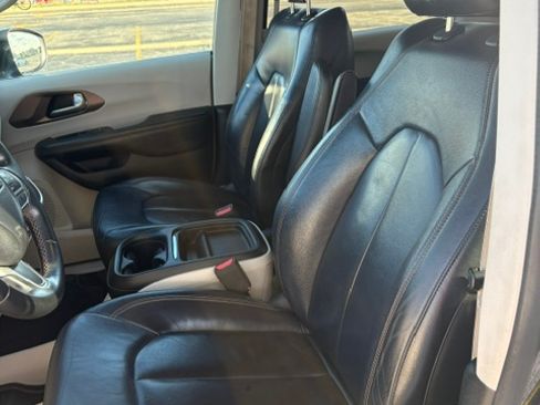 Used 2017 Chrysler Pacifica Touring-L FWD image 10