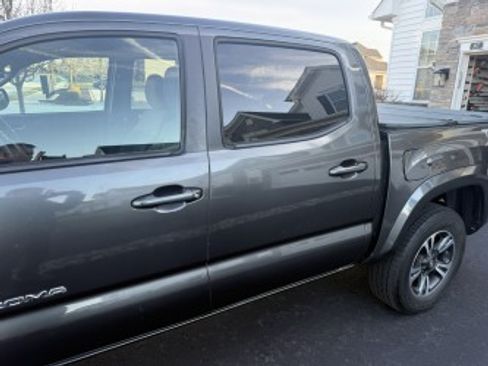 Used 2017 Toyota Tacoma TRD Off-Road image 2