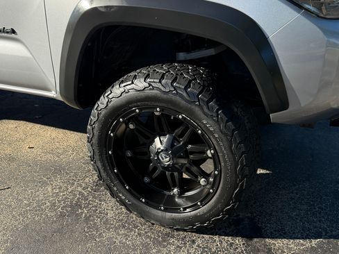 Used 2019 Toyota Tacoma TRD Off-Road image 11