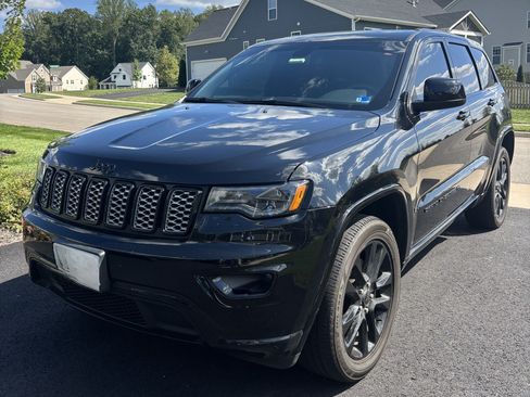 Used 2022 Jeep Grand Cherokee Laredo X AWD/4WD image 1