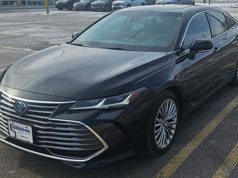 Used 2022 Toyota Avalon Limited image 2