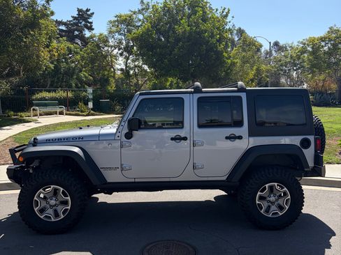 Used 2015 Jeep Wrangler Unlimited Rubicon w/ Connectivity Group AWD/4WD image 17