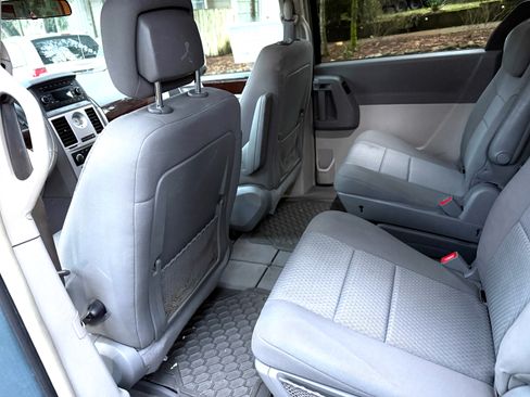 Used 2010 Chrysler Town & Country Touring image 6