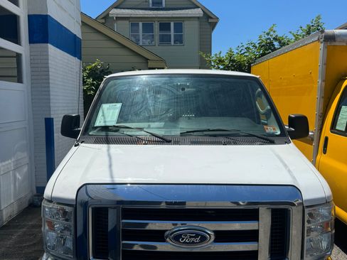 Used 2014 Ford E-250 and Econoline 250 w/ Power Group image 2