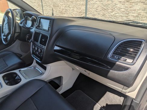Used 2019 Dodge Grand Caravan SXT image 9