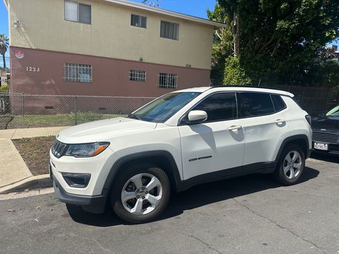 Used 2018 Jeep Compass Latitude w/ Popular Equipment Group FWD image 2