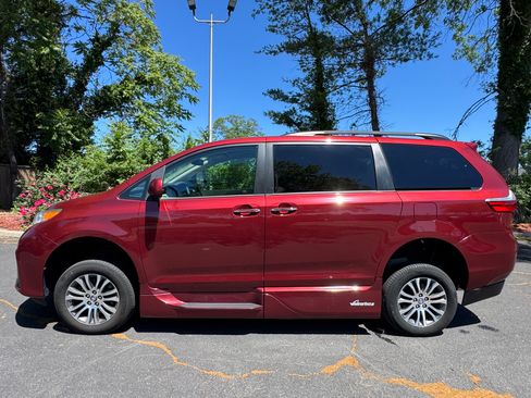 Used 2019 Toyota Sienna XLE w/ XLE Navigation Package FWD image 5